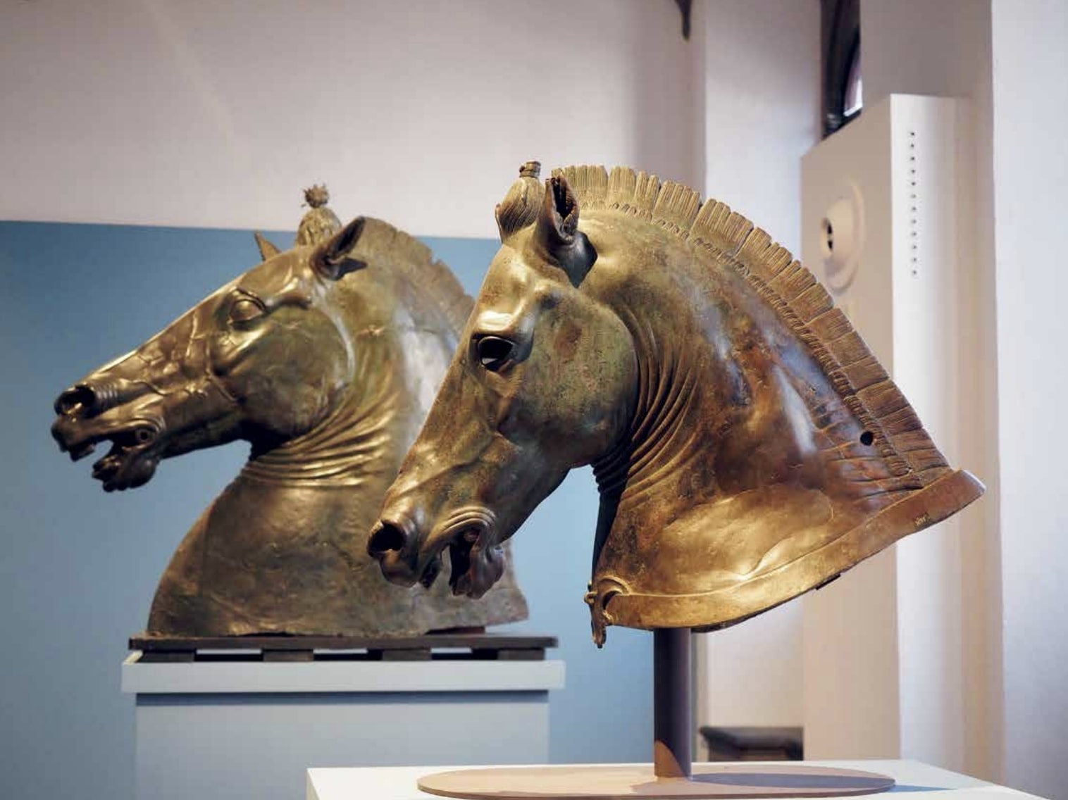 Ógörög lófejszobor, a háttérben pedig Donatello Testa di cavallója